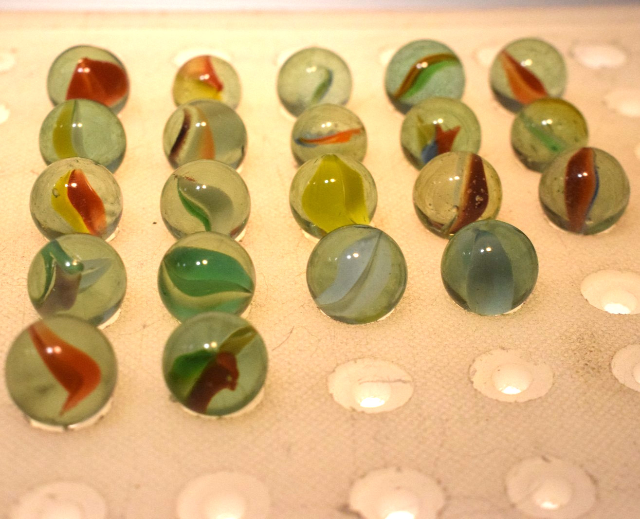 JAPAN CLEAR GREEN MARBLES CATS EYE BANANA 21PC LOT 1960s VINTAGE RED BLUE YELLOW