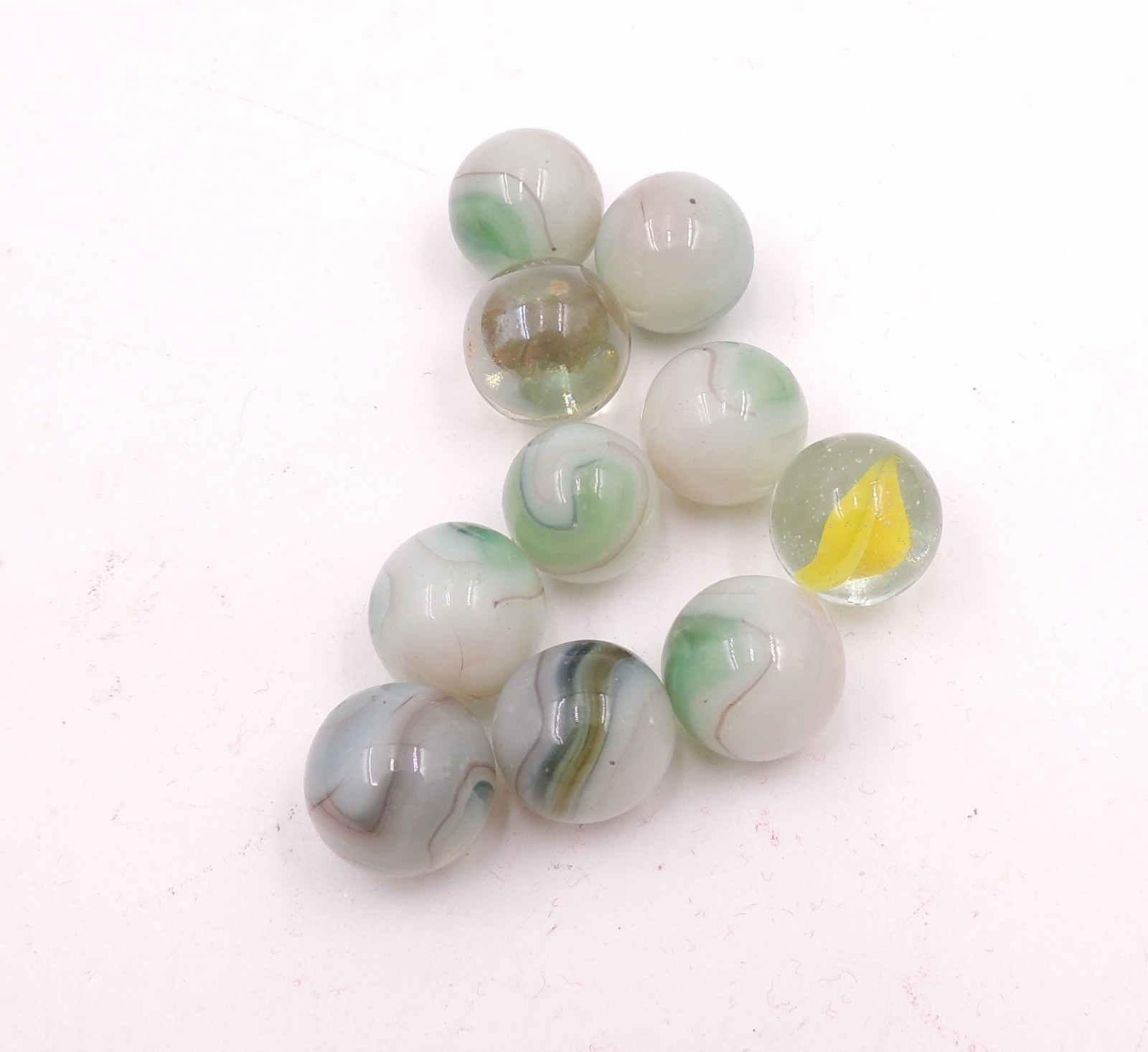 Lot: 10 Vintage Akro Agate Peltier Swirl Glass Marble Banana Cats Eye Conqueror