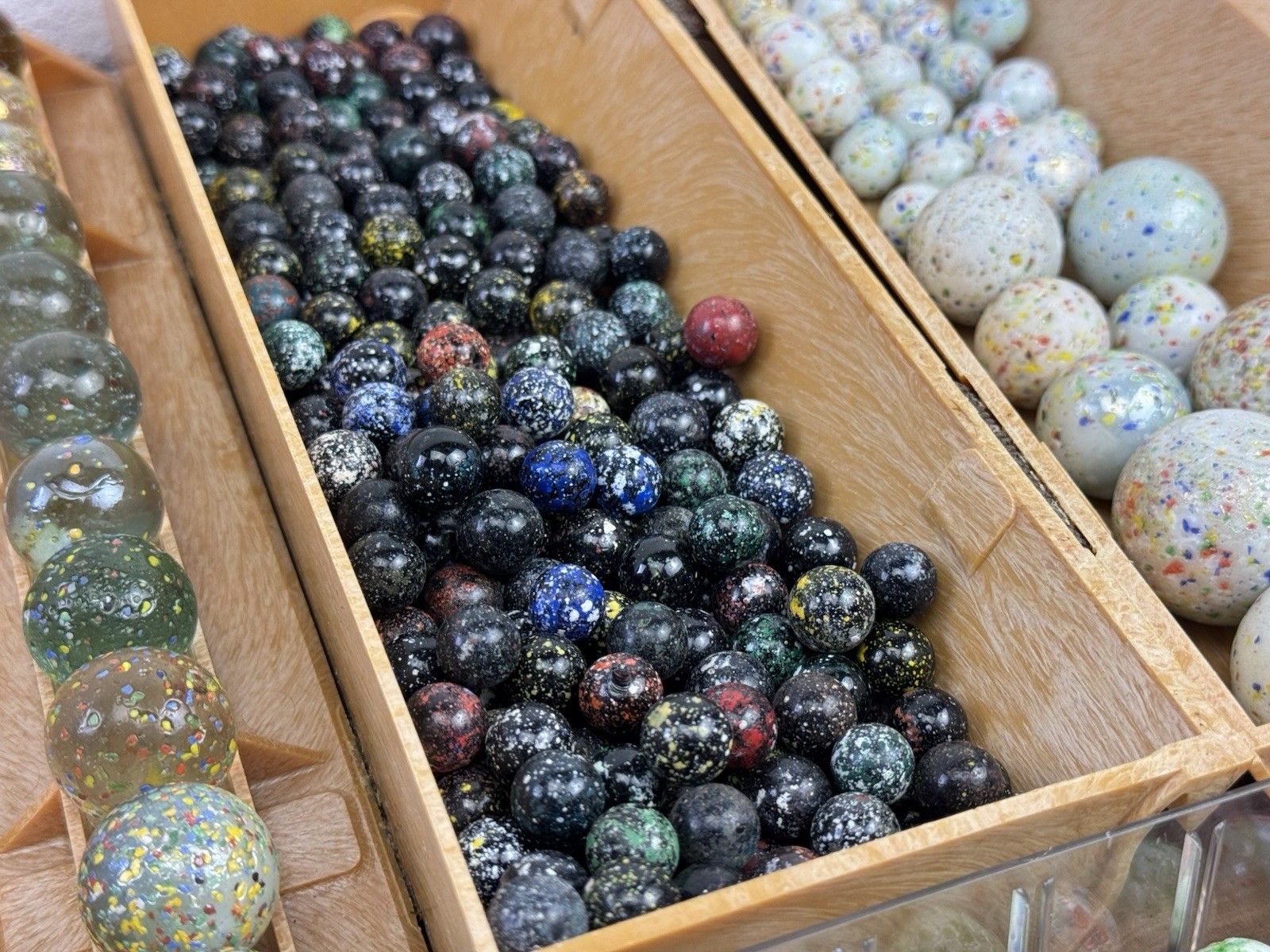 25 Handpicked Speckled Confetti Sparkles Blizzard type marbles – Vacor a.o.