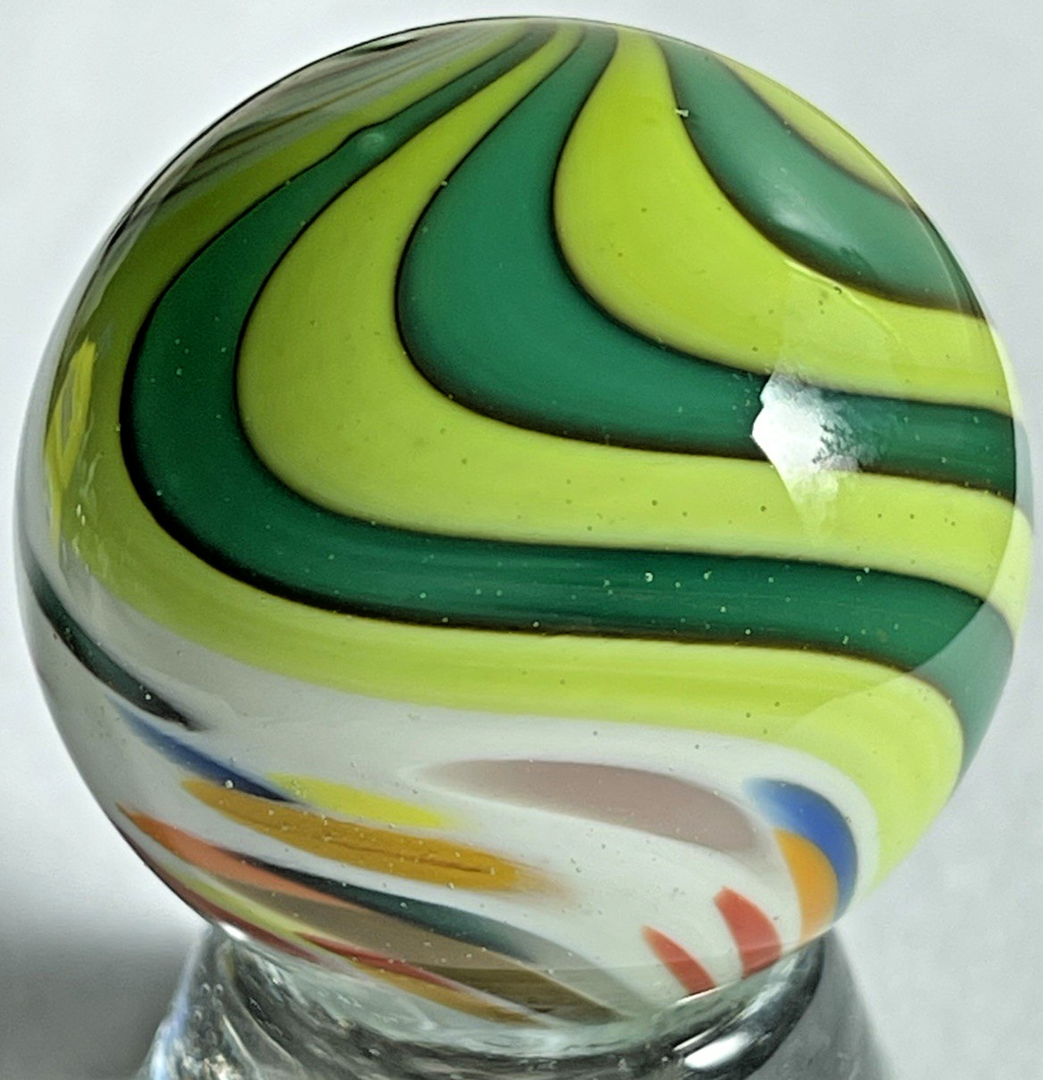 2015 RICK DAVIS MARBLE SIGNED HANDMADE GLASS 1.50″ GREEN APPLE SPRINKLE DELIGHT