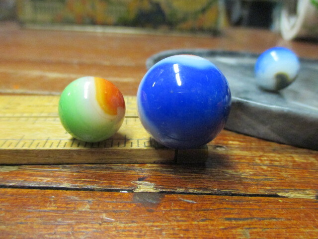 9 Marbles Vintage 5/8″ Agate Swirls 1 is 7/16″ & 8 are 5/16″ toy collectible