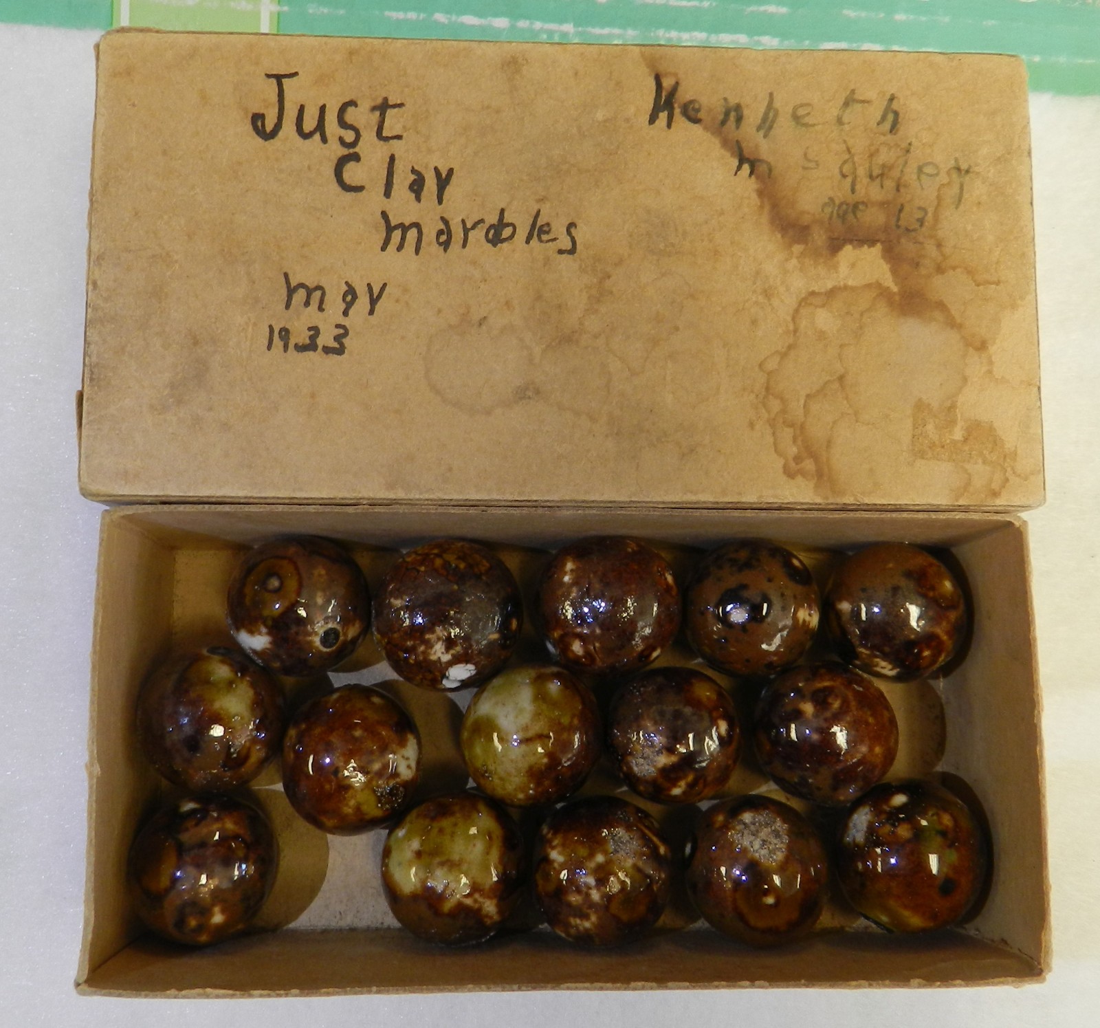 Vintage Box of Old Bennington Shooter Marbles Dated 1933 .95 to 1 Inches
