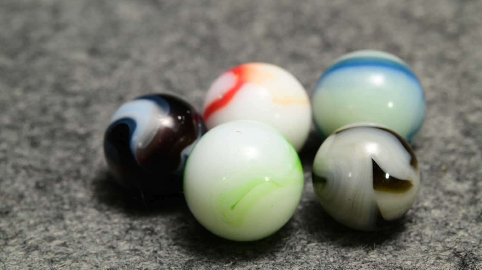 5 Vintage American WV Swirl Marbles, Mixed Sizes & Makers, Funky Colour Styles