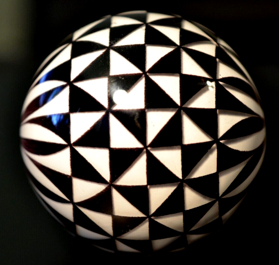 MARK MATTHEWS GLASS MARBLE/2.823″-TRIANGLE WINDMILL-BLK/WHT GEOMETRIC PRECISION