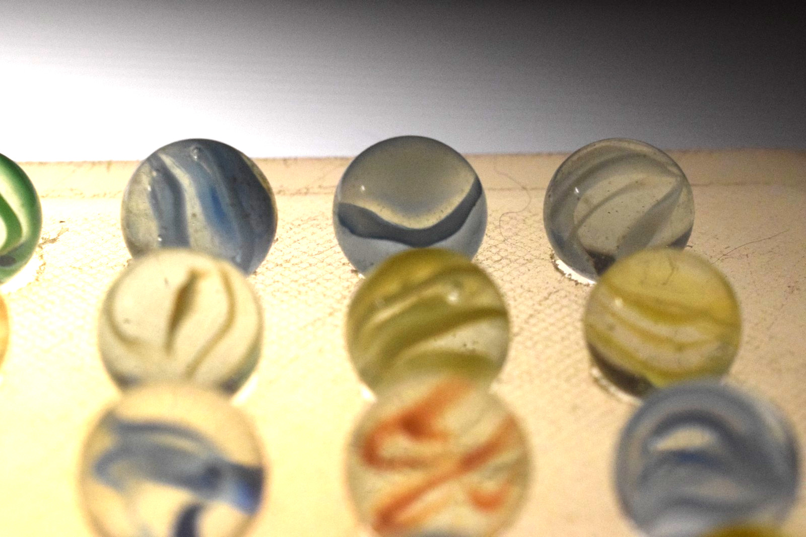 VITRO AGATE MARBLES CATS EYE 6 VEIN CAGE 69PC MIXED LOT PLUS ONE YELLOW SHOOTER
