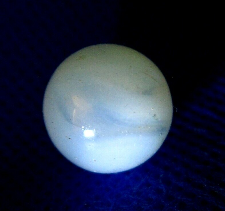 VTG WHITE GLASS PEEWEE MARBLE~SWIRL~SEMI TRANSLUCENT~1/2″/13 MM WIDE~USED