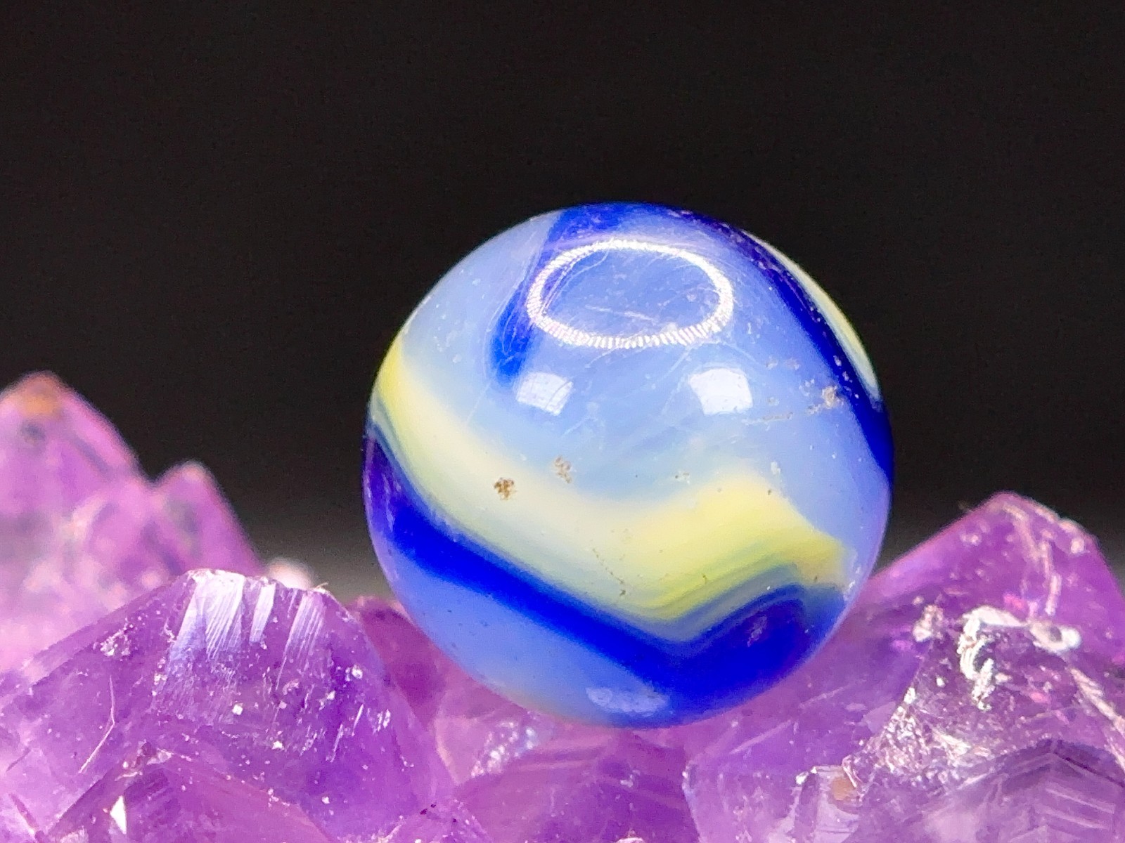 WONDERFUL Vintage Akro Agate Corkscrew BLUE EGGYOLK Marble – .59″ Excellent!