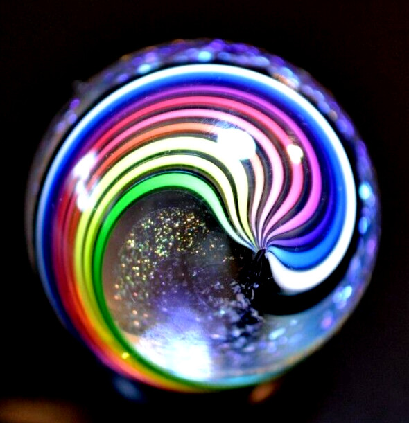 JAMES ALLOWAY GLASS MARBLE/1.168″-RAINBOW DICHROIC 1/2 SWIRL #3053-GOLD,MAGENTA+