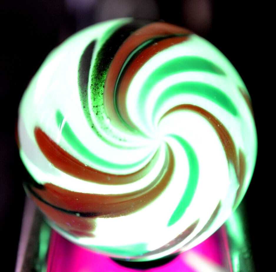 BRIAN TOSELAND GLASS MARBLE/1.797″-CHRISTMAS GUINEA-LIME GREEN UNDER BLACKLIGHT