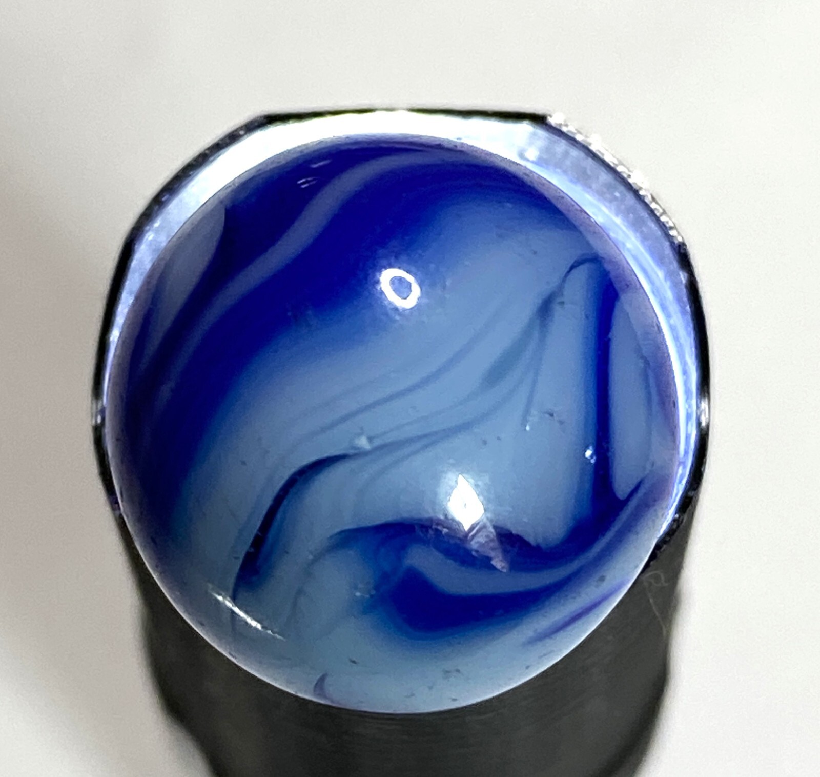 STUNNING ALLEY AGATE CALLIGRAPHY COBALT BLUE SWIRL SOLID BASE .63″ NM+/- MDD171