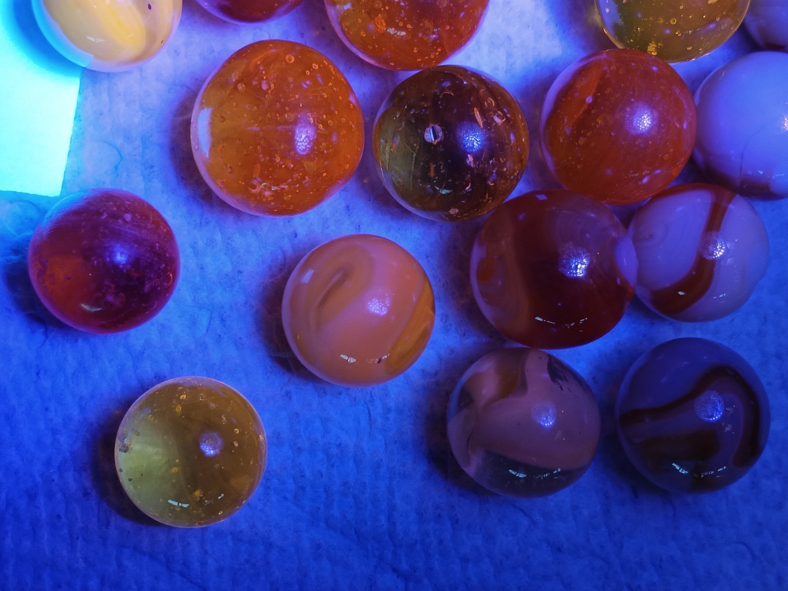 Vintage Cadmium Machine Made Glass Marbles Glow Orange With UV Light. Lot Of 21