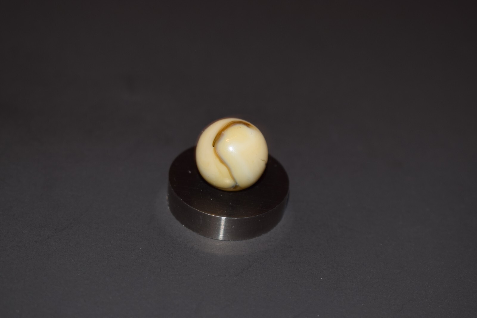 ⭐Vintage Alley🎹🐘Ivory Color Base Glass Toy Marble Size .593″=19/32 MINT⭐