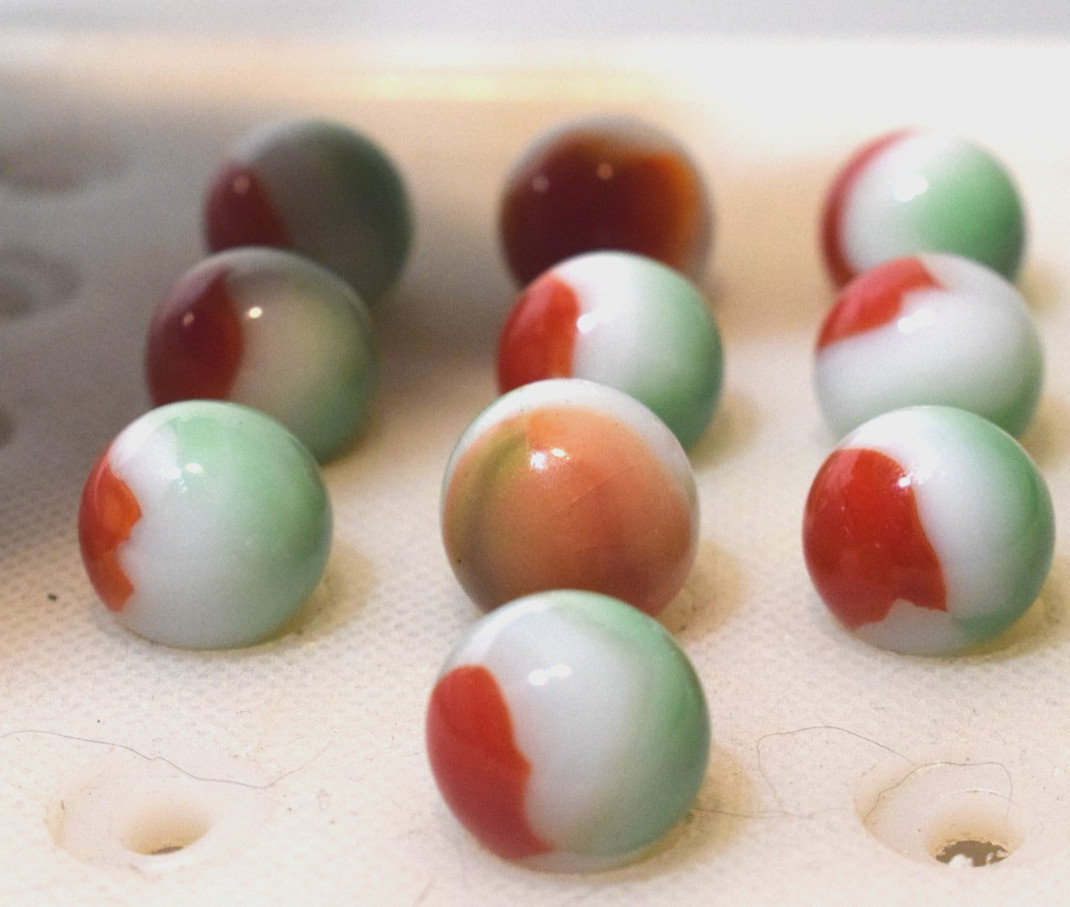 ARKO AGATE MARBLES POPEYE RED SHAMROCK GREEN PATCH OPAQUE WHITE VINTAGE GLASS