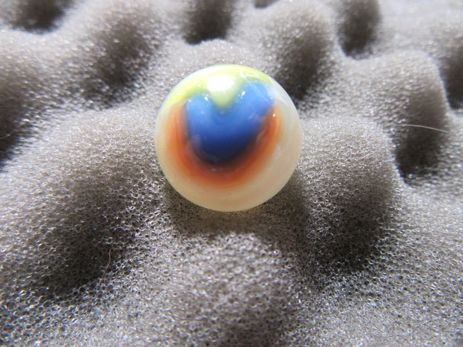 VINTAGE VITRO. Marble has a Blue Heart. w Yellow, White, Pink 21/32″