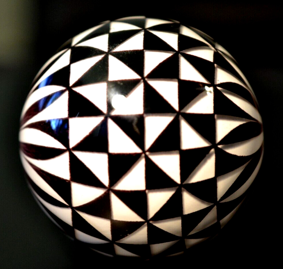 MARK MATTHEWS GLASS MARBLE/2.823″-TRIANGLE WINDMILL-BLK/WHT GEOMETRIC PRECISION