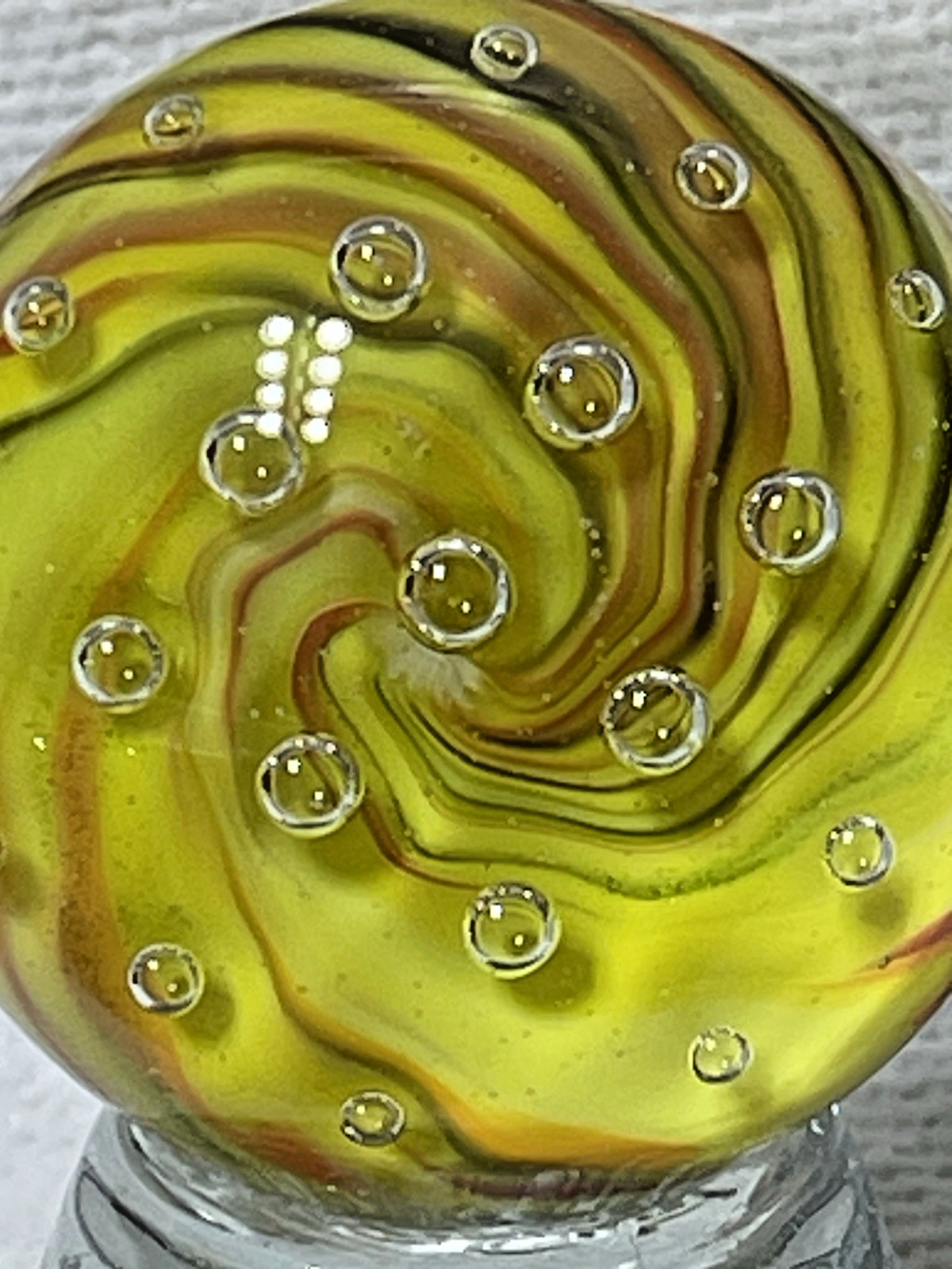 2015 RICK DAVIS MARBLE SIGNED HANDMADE GLASS ART 1.50 YELLOW ORANGE RED BUBBLES
