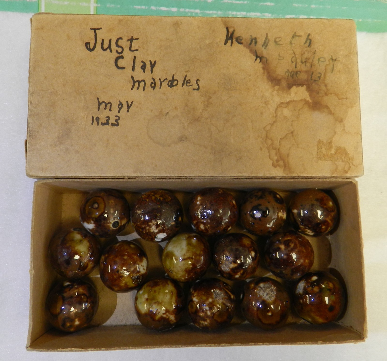 Vintage Box of Old Bennington Shooter Marbles Dated 1933 .95 to 1 Inches