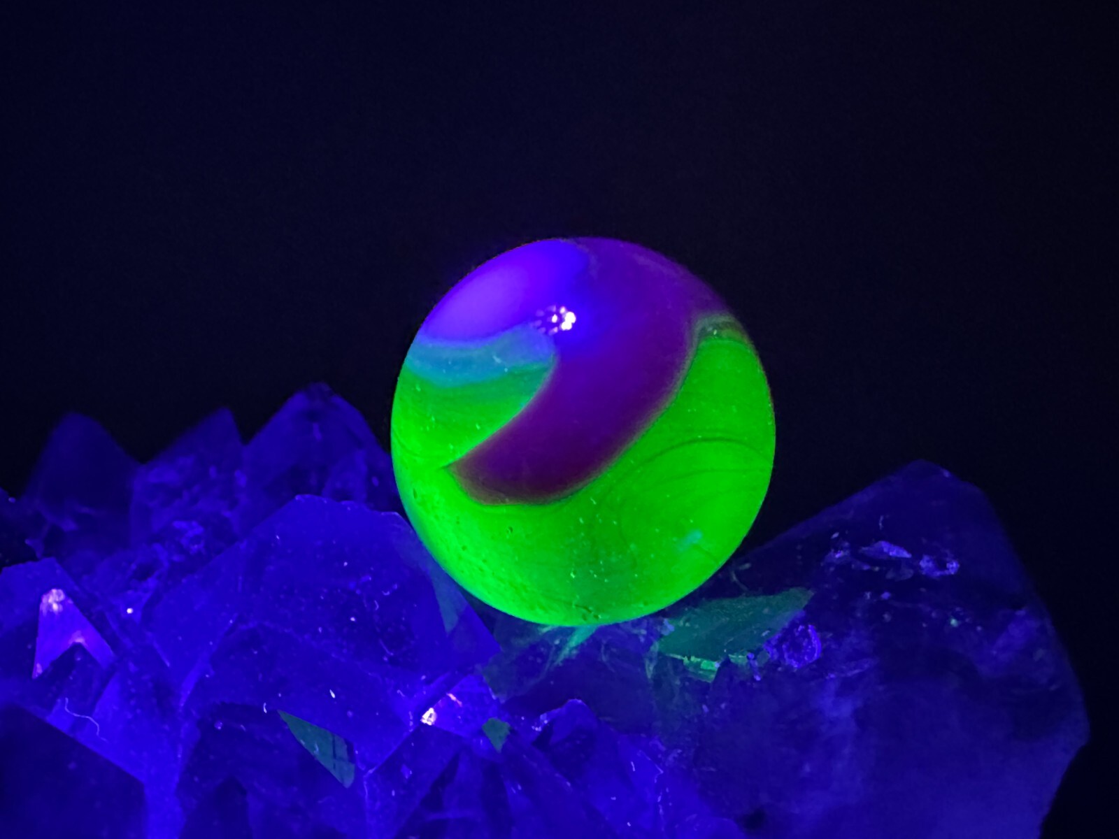 DESIRABLE Vintage Vitro Agate UV GLOWING Conqueror Patch Marble – .59″ WOW!