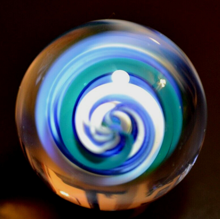 JOSHUA JUSTICE GLASS MARBLE/1.347″-ROYAL,TURQ. & WHITE BLACKLIGHT CORKSCREW-NEON