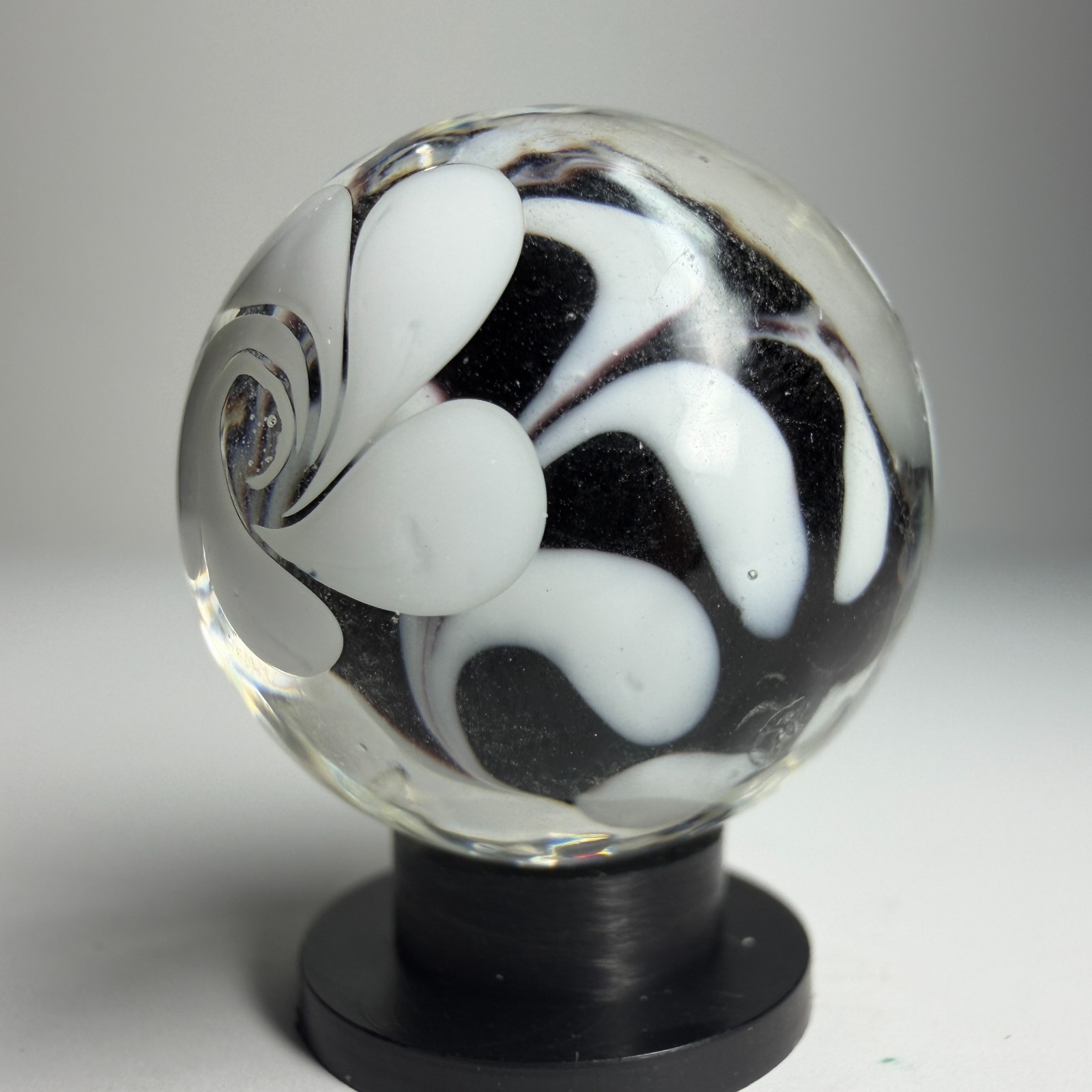 22mm HOCUS POCUS Flower Handmade Glass Marble BLACK/WHITE 7/8″ +Stand