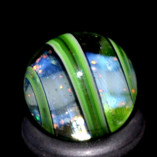 BRYAN TRILLAS GLASS MARBLE/.560″-WHITE & DICHROIC CORE W/BLACK& GREEN BLACKLIGHT