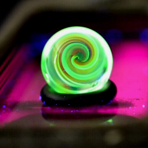 BRYAN TRILLAS GLASS MARBLE/.578″-BLACKLIGHT RAINBOW CORKSCREW-TURQ.,RED,VIOLET +