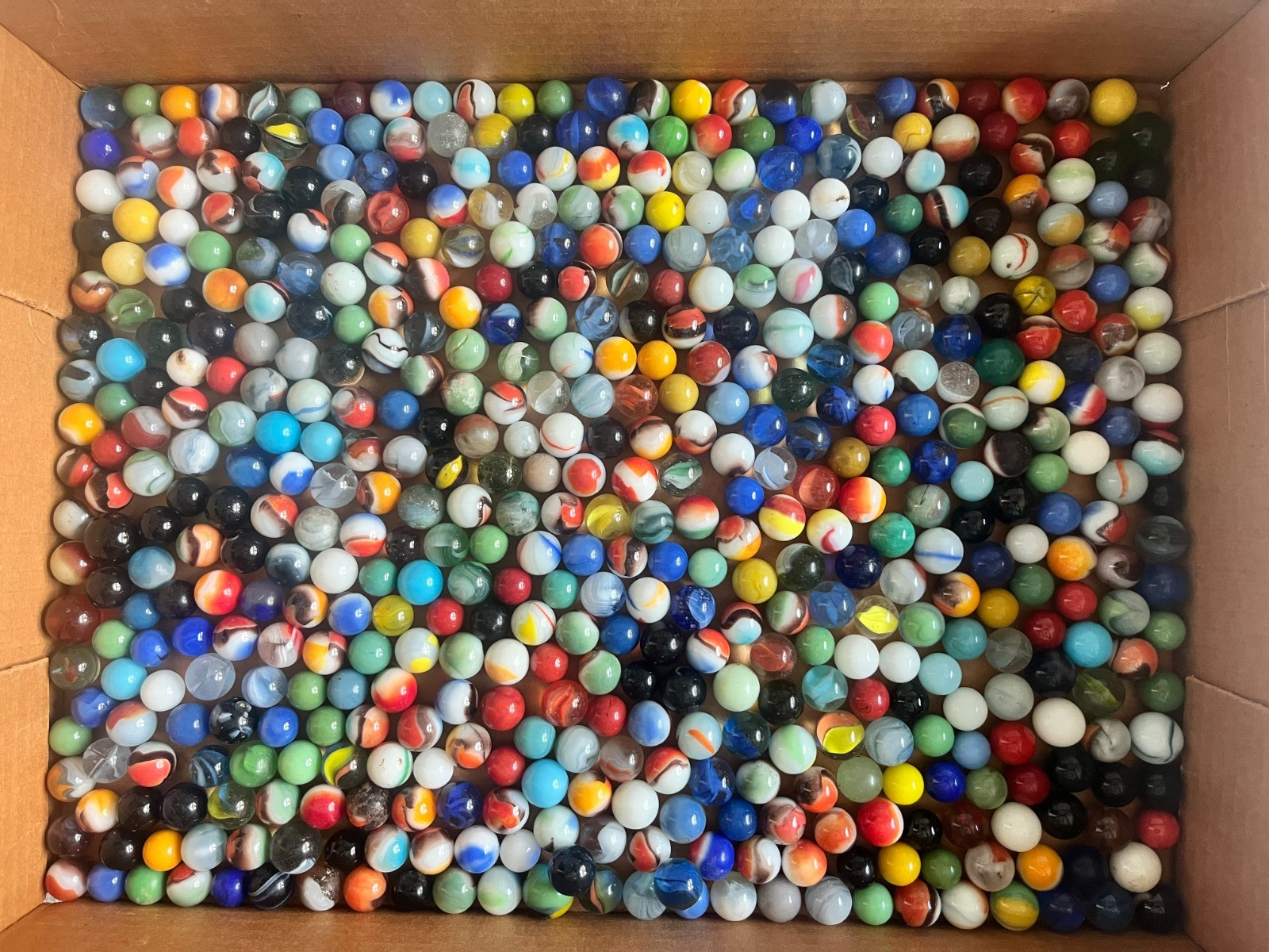 VINTAGE LOT OF APPROX. 500 GLASS MARBLES ASSORTMENT OF COLORS, STYLES & SIZES