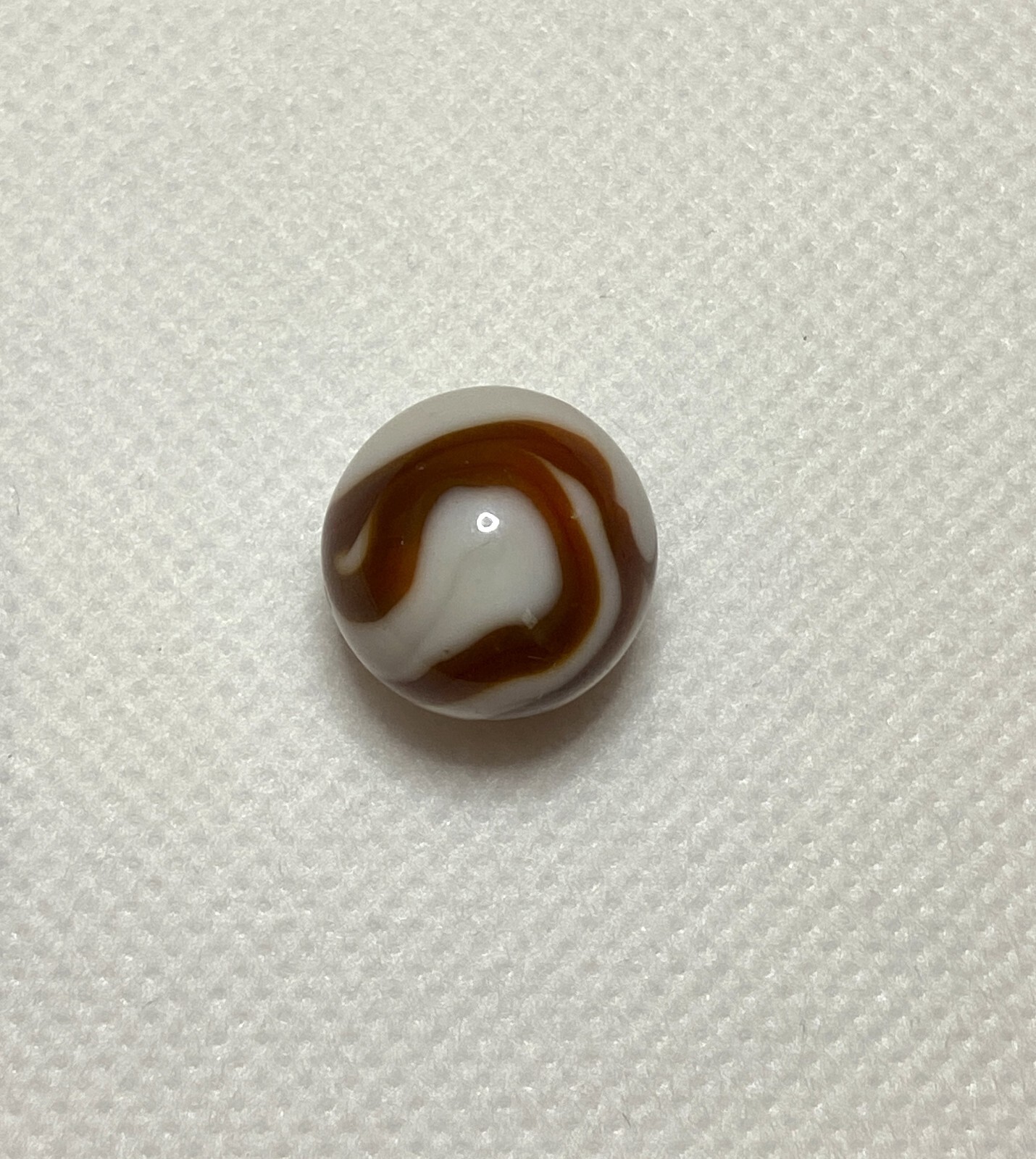 ALLEY AGATE RARE MILK OPAQUE WITH OXBLOOD SWIRLS = ROBINS EEG ? .60″ NM+/- MO73