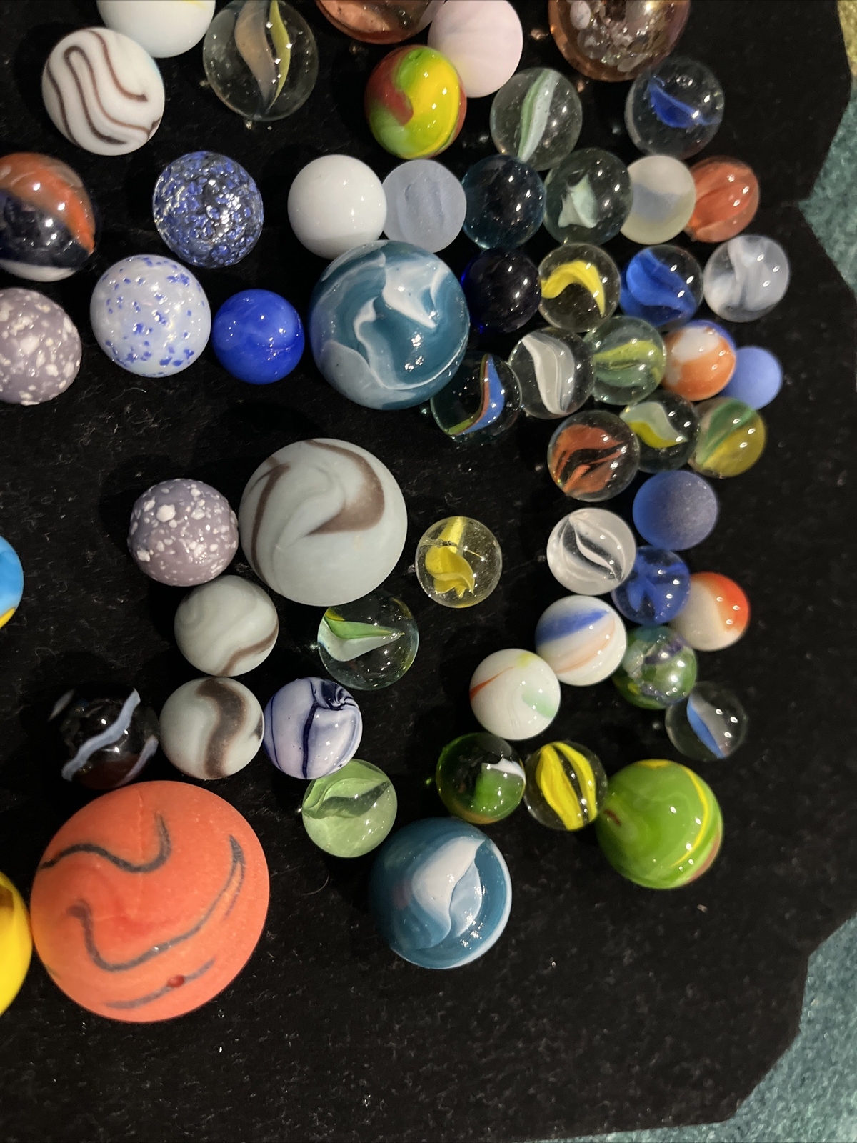 MARBLES: LOT OF OVER 100 MACHINE & VINTAGE MARBLES Bubbles