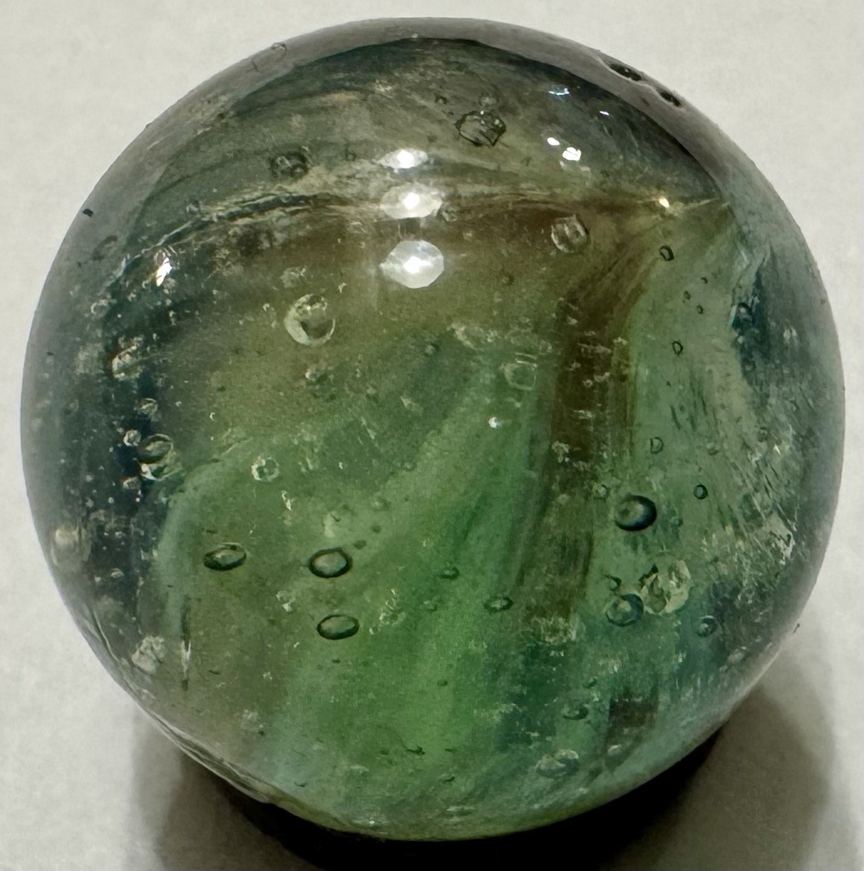Vintage English “Whispler” Fat-Core Marble – Irene Manufacturing Co. – 1950s–60s