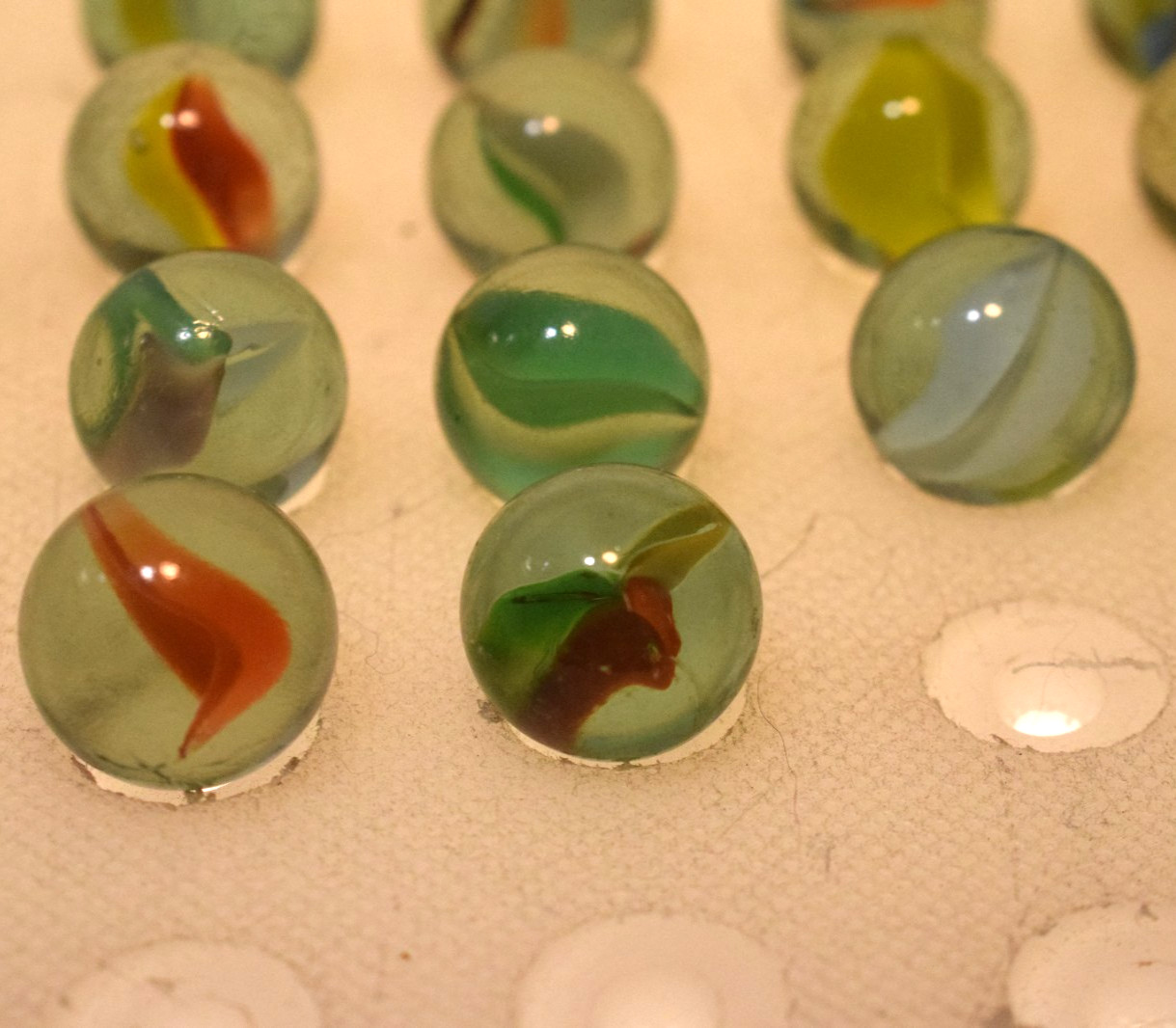 JAPAN CLEAR GREEN MARBLES CATS EYE BANANA 21PC LOT 1960s VINTAGE RED BLUE YELLOW