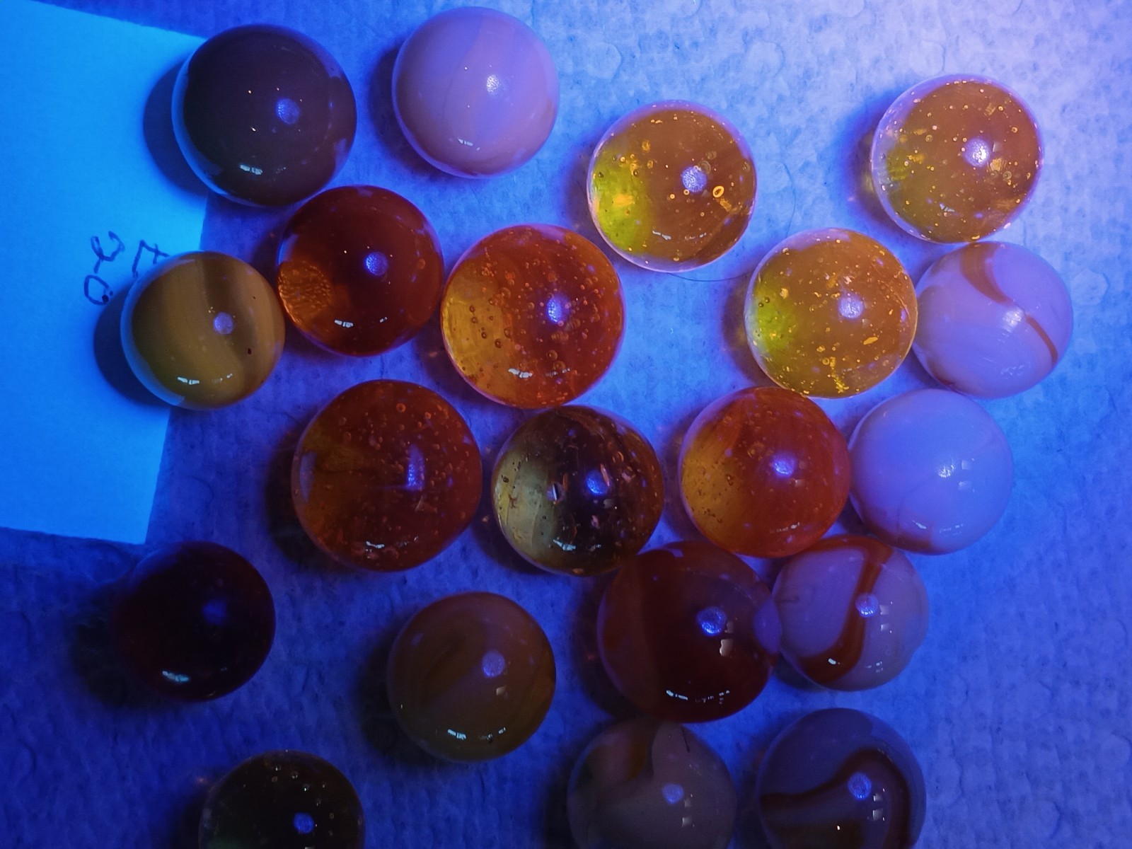 Vintage Cadmium Machine Made Glass Marbles Glow Orange With UV Light. Lot Of 21