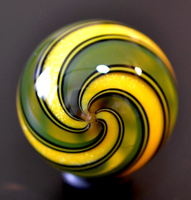 HOT HOUSE GLASS MARBLE/1.430″-SUNFLOWER DICHROIC STRIPE-BLACK,TRANS.YELLOW