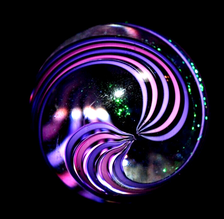 JAMES ALLOWAY GLASS MARBLE/1.270″DICHROIC PURPLE SWIRL #3349-BOYSENBERRY,LAVENDR