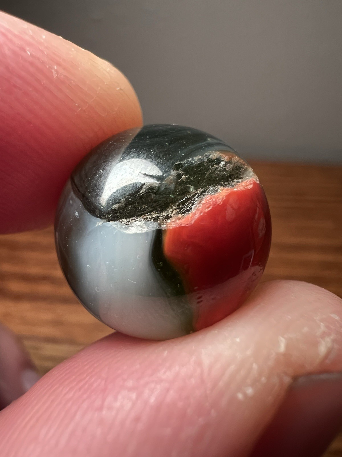 Vintage Peltier National Line Rainbo Marble – Red, White & Black – DAMAGED