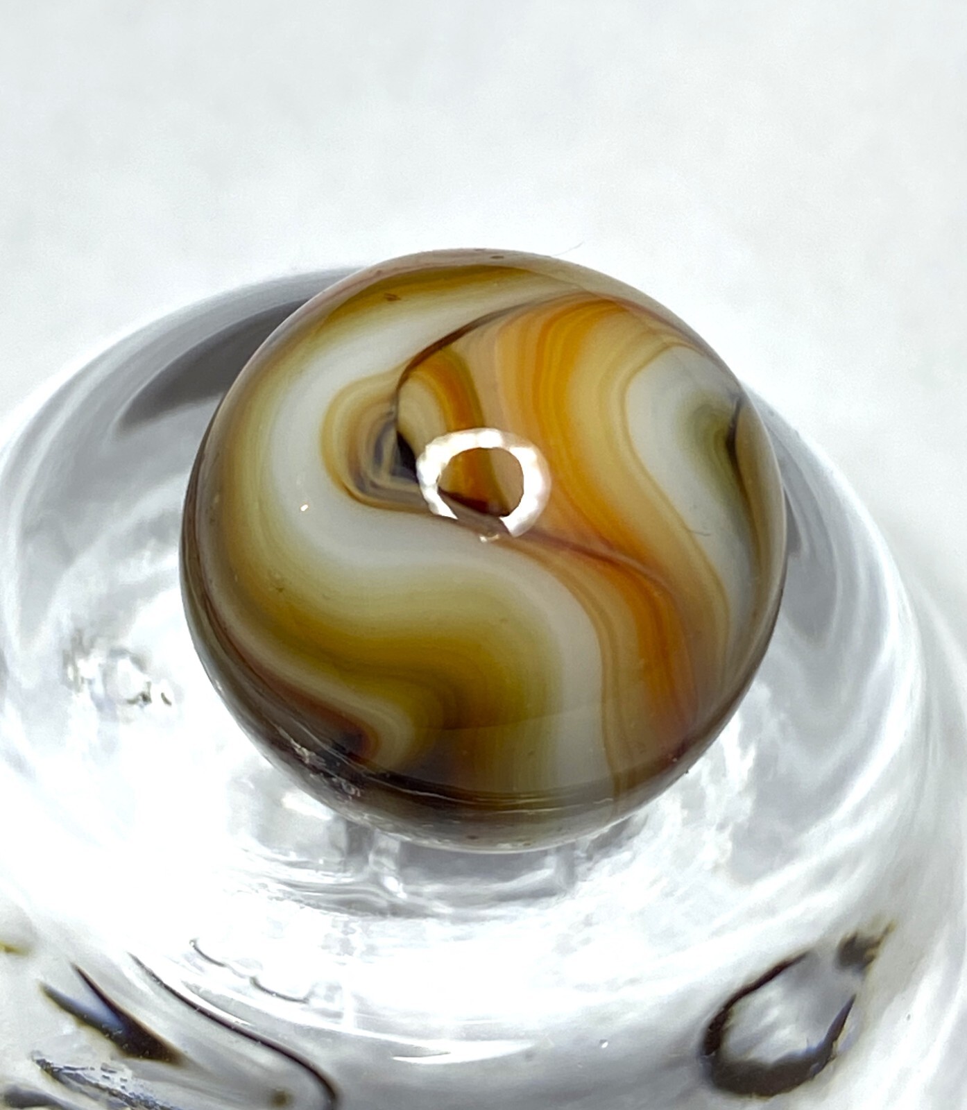 OLDER CHAMPION AGATE OPAQUE BASE WHITE BASE SWIRL NM+/- .60″ M256