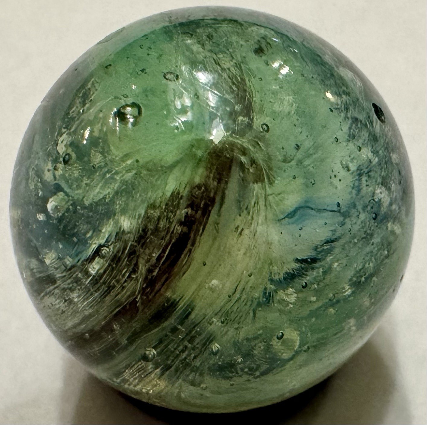 Vintage English “Whispler” Fat-Core Marble – Irene Manufacturing Co. – 1950s–60s