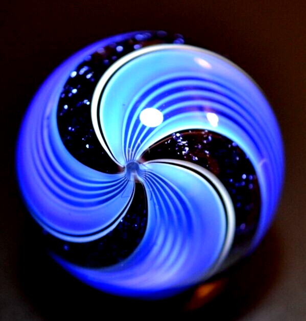 HOT HOUSE GLASS MARBLE/1.190″ROYAL BLUE DICHROIC JOSEPH’S COAT-VIOLET DICHROIC