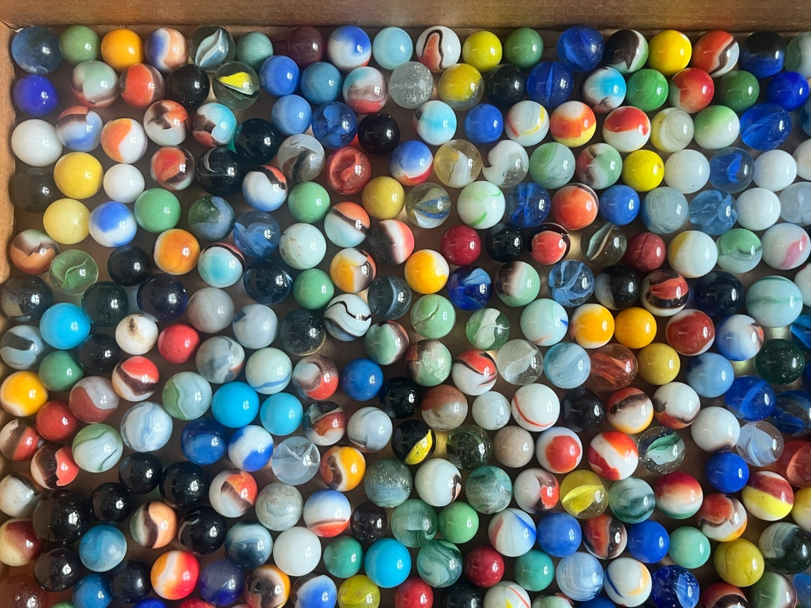 VINTAGE LOT OF APPROX. 500 GLASS MARBLES ASSORTMENT OF COLORS, STYLES & SIZES