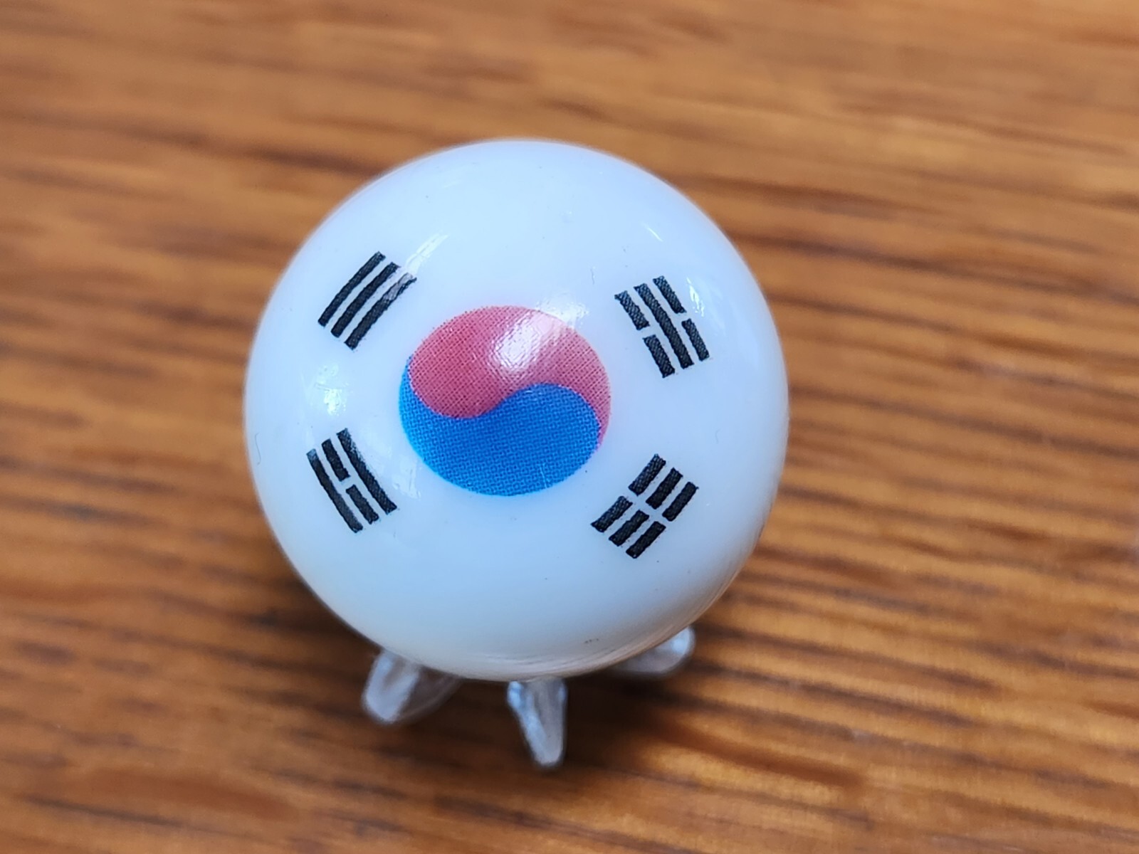 SOUTH KOREAN FLAG WHITE GLASS MARBLE 1″ INCH SHOOTER & STAND SOCCER OLYMPICS
