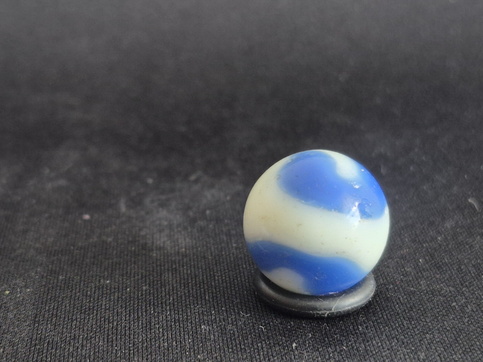 Akro Agate Corkscrew UV Glow Marble Blacklight 15.8mm Small Chip