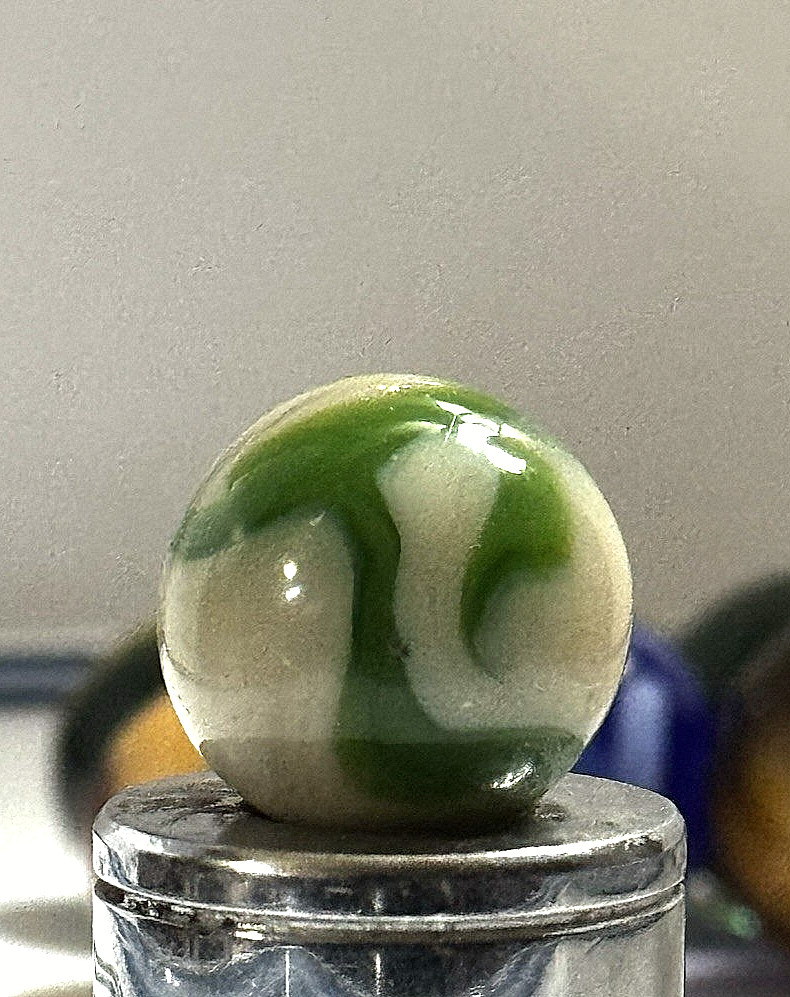 Vintage Alley Agate St. Marys Swirl – Green on Cream Ivory Base – 0.5″ Mint