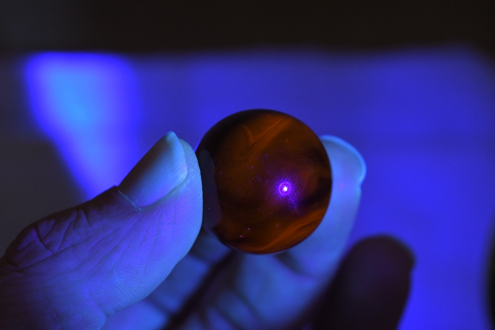 Set of 3 Vtg CLEAR RED CADMIUM Glass Shooter Marbles 22mm / 7/8″ in. UV Reactive