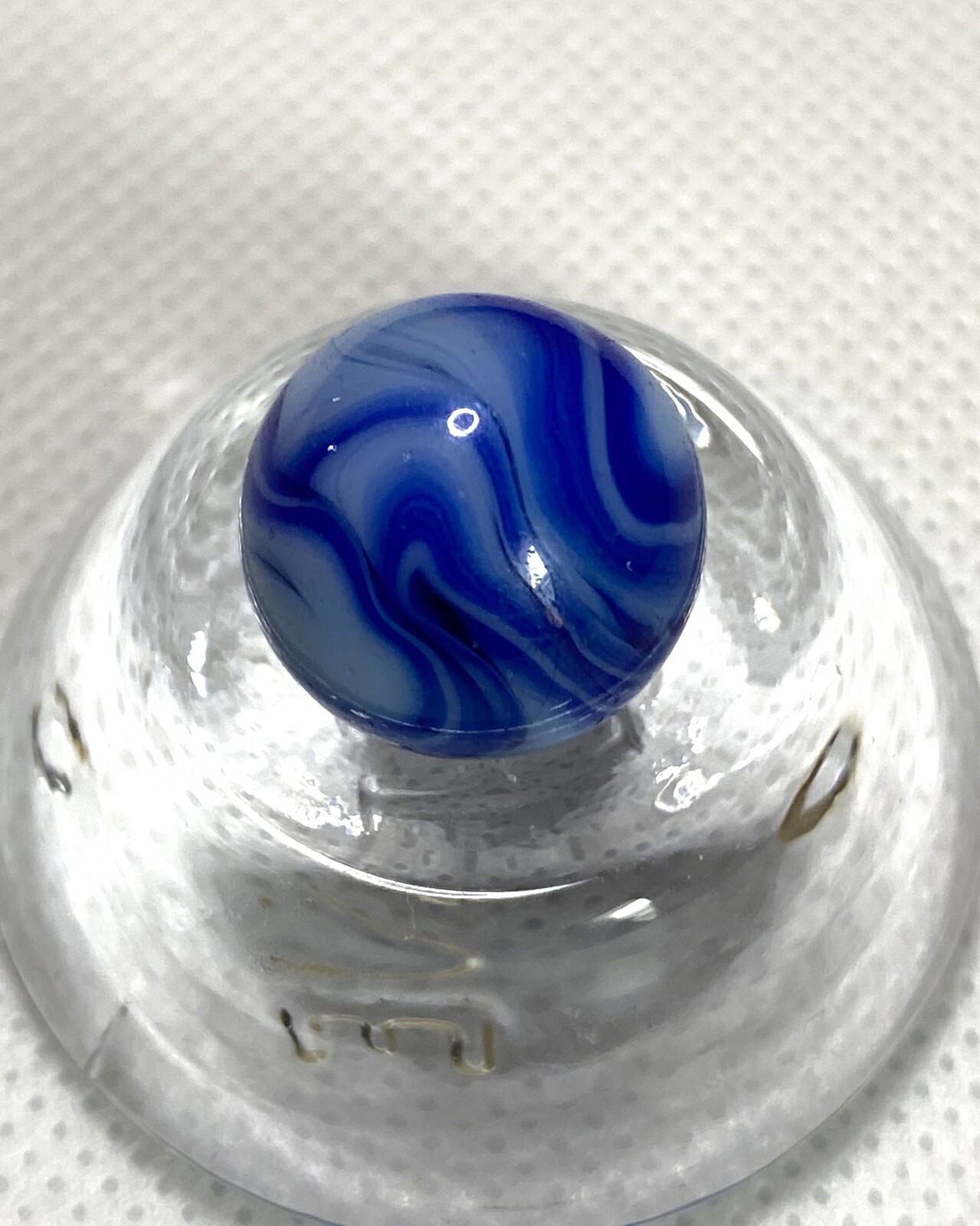 STUNNING ALLEY AGATE CALLIGRAPHY COBALT BLUE SWIRL SOLID BASE .63″ NM+/- MDD171