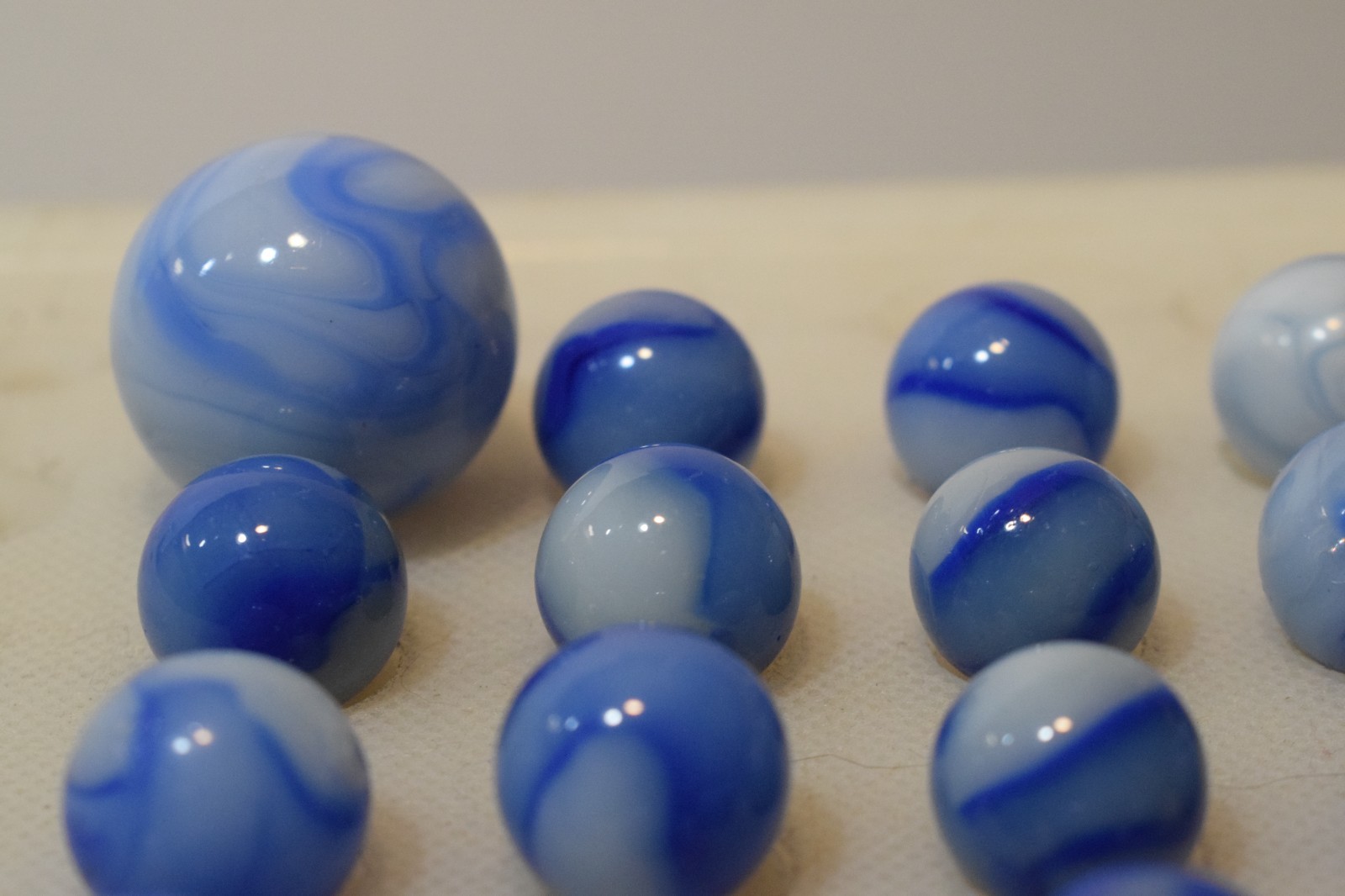 PELTIER GLASS RAINBO MARBLES BLUE ZEBRA 19PC LOT ONE CLOUDY SKY SWIRL SHOOTER