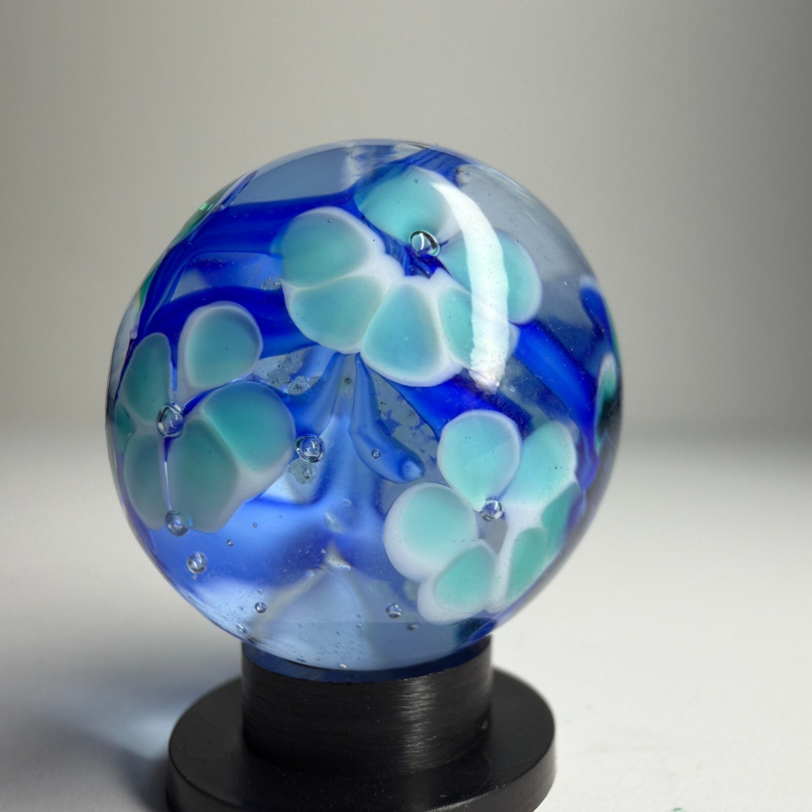 22mm ASTER Blue Flower GLOW IN THE DARK Handmade Glass Marble 7/8 SHOOTER +Stand