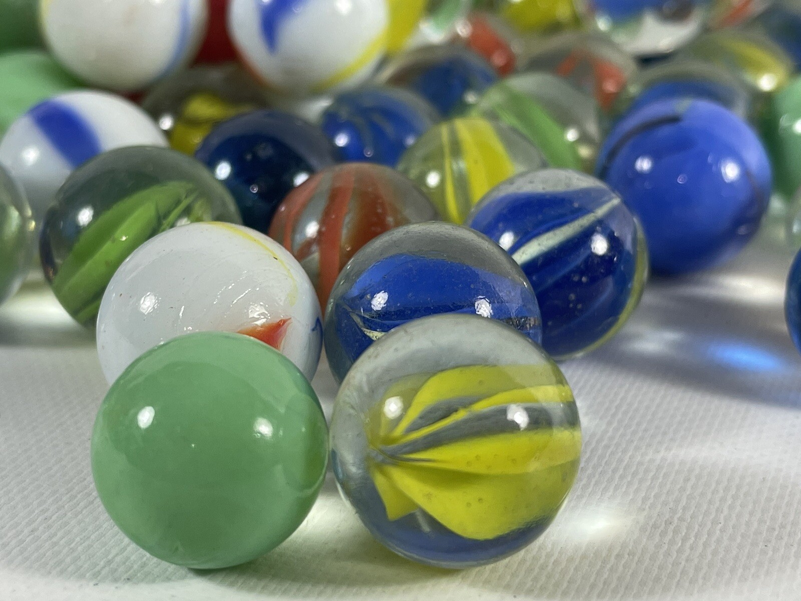 Vintage Marbles Lot Of 140 In Tin By Kangaroo – Swirl, Rainbow, Solid, Glass