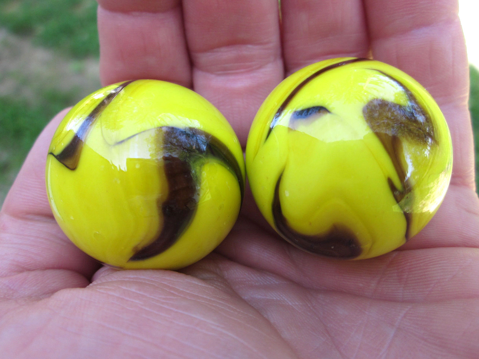2 BOULDERS 35mm BUMBLE BEE Marbles glass ball Yellow/Brown Giant LARGE Swirl