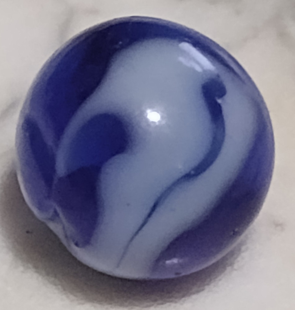 🎁Vintage Blue & White Swirl Marble .62 Very Good Condition