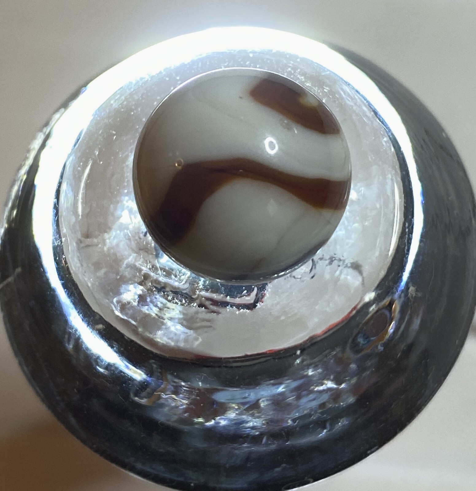 ALLEY AGATE RARE MILK OPAQUE WITH OXBLOOD SWIRLS = ROBINS EEG ? .60″ NM+/- MO73